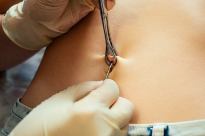 Bauchnabelpiercing stechen
