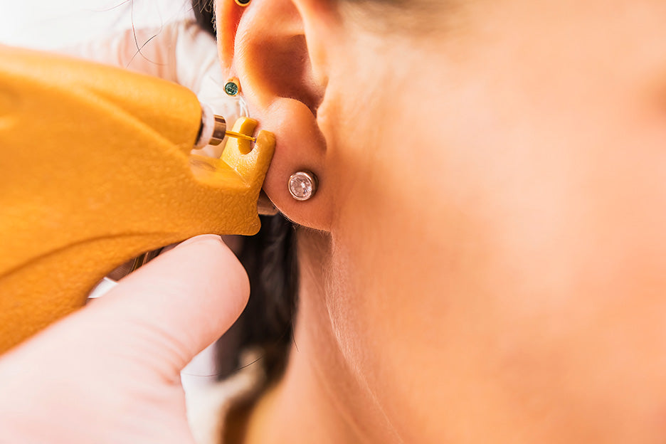 Wie man sich ein Ohrpiercing stechen lässt