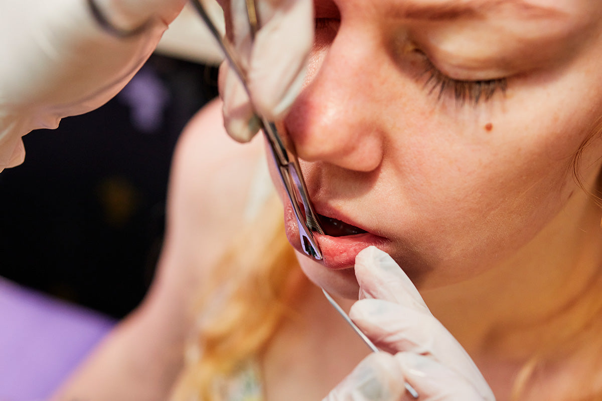 Wie ein Lippenpiercing gemacht wird
