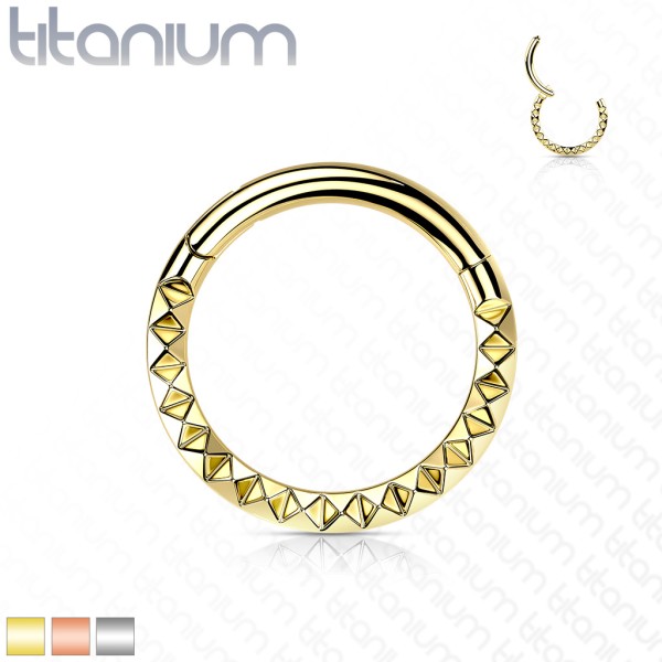 Segment Clicker Ring aus Titan G23 mit frontalem Pyramid Cuts Design